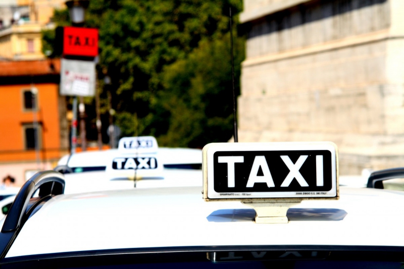 taxis-VILLARS SUR VAR-min_taxi_auto_rome_road_white-1051610